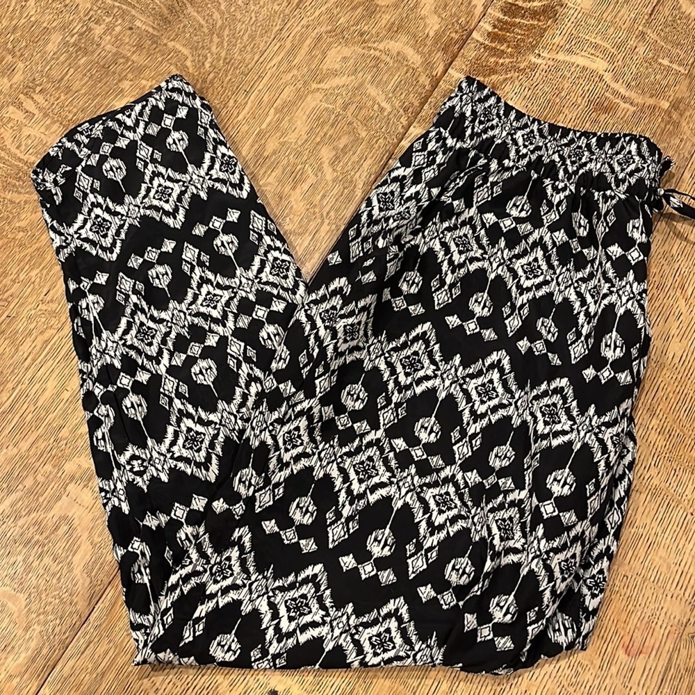 Love Tree Black/ White Elastic Waist Pants